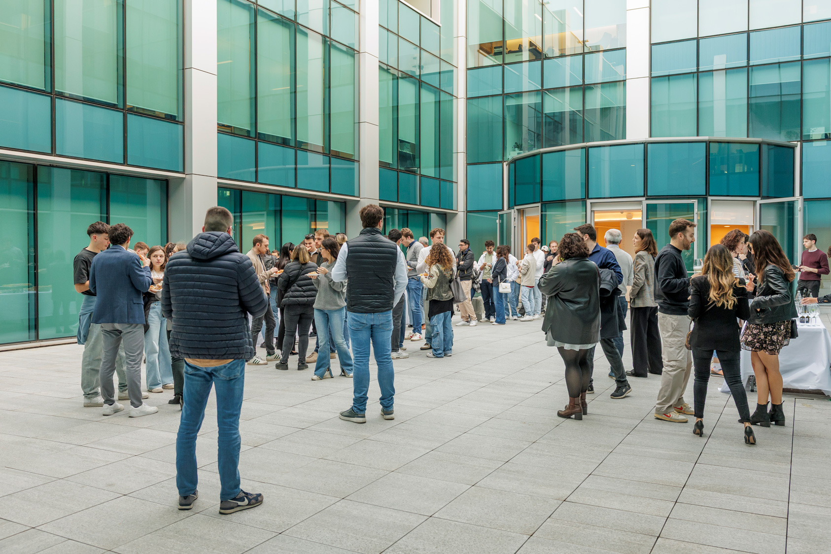 I giovani di BCC Young durate il rinfresco che ha preceduto il convegno "Giovani e impresa"