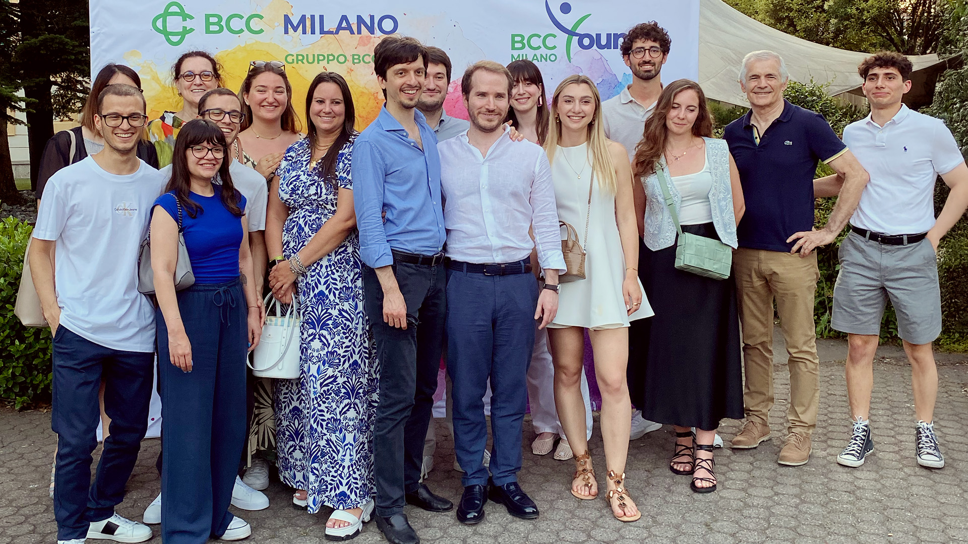 Foto di gruppo durante l'aperitivo dei giovani soci allo Spazio InConTri di Sesto San Giovanni