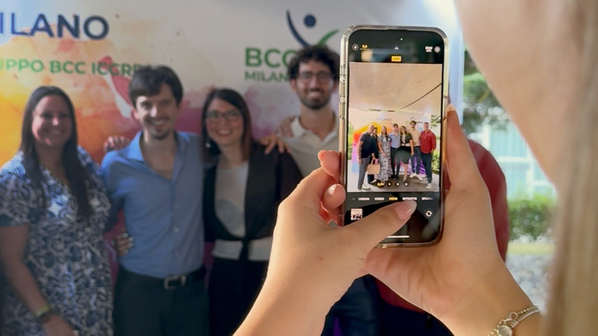 Foto ricordo ai giovani soci durante una serata alla Spazio InConTri di Sesto San Giovanni