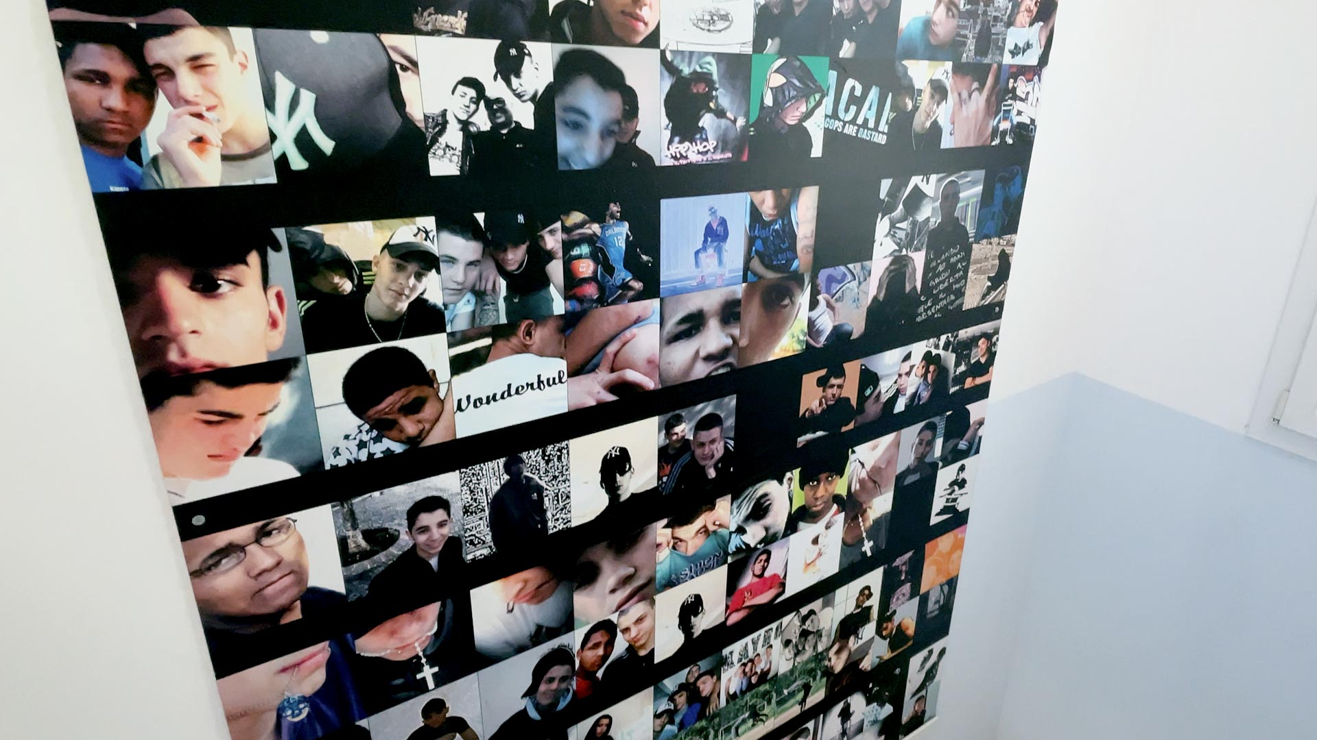 Pannello con alucne foto dei ragazzi di KAIR&Oacute;S