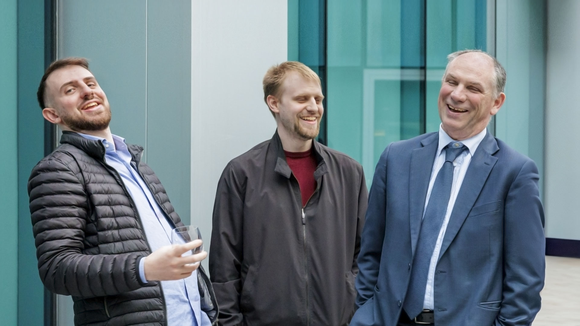 Il direttore Giorgio Beretta con alcuni giovani durante il buffet