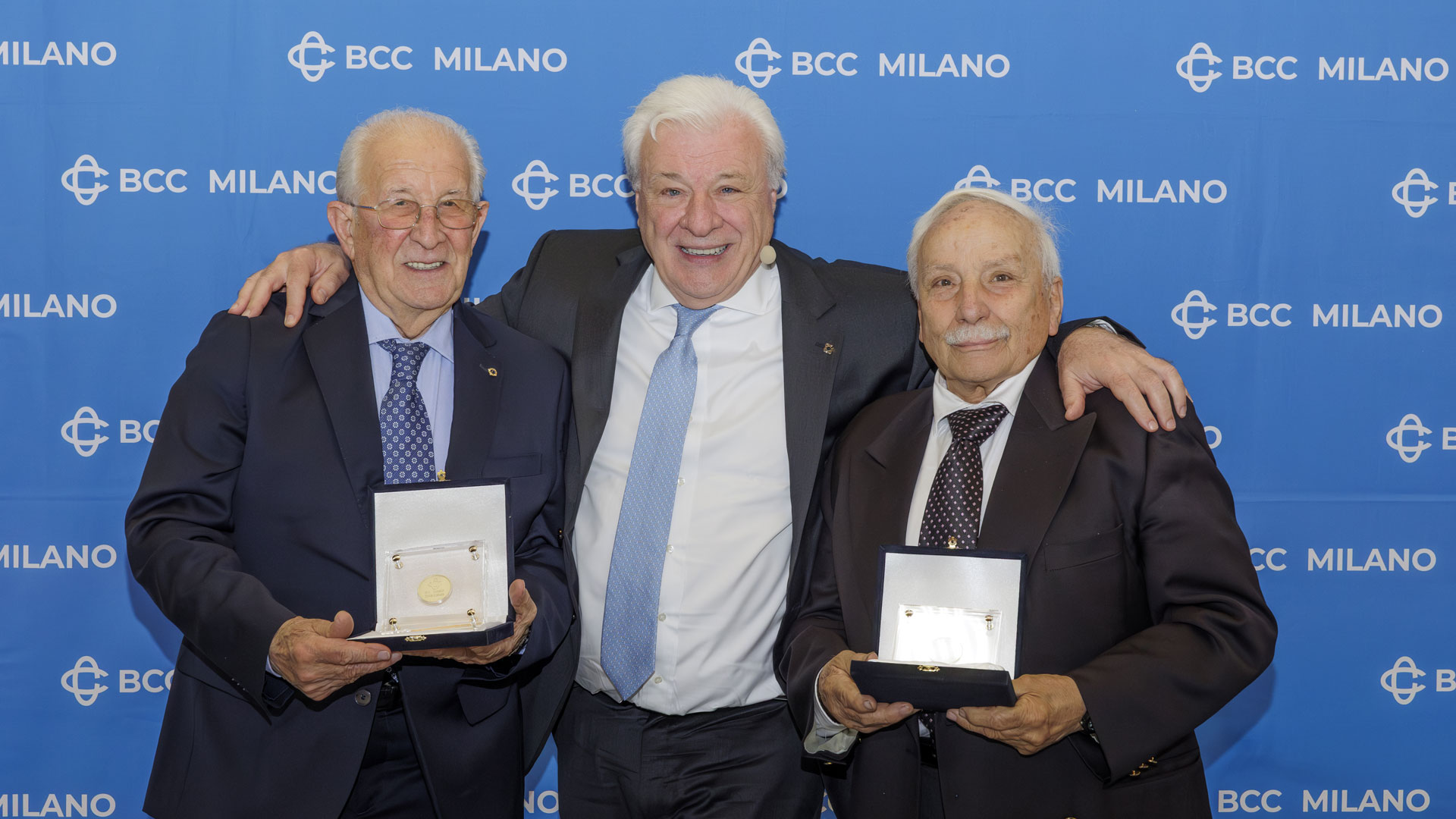 Il presidente Maino con due soci che sono da 50 anni parte della Banca