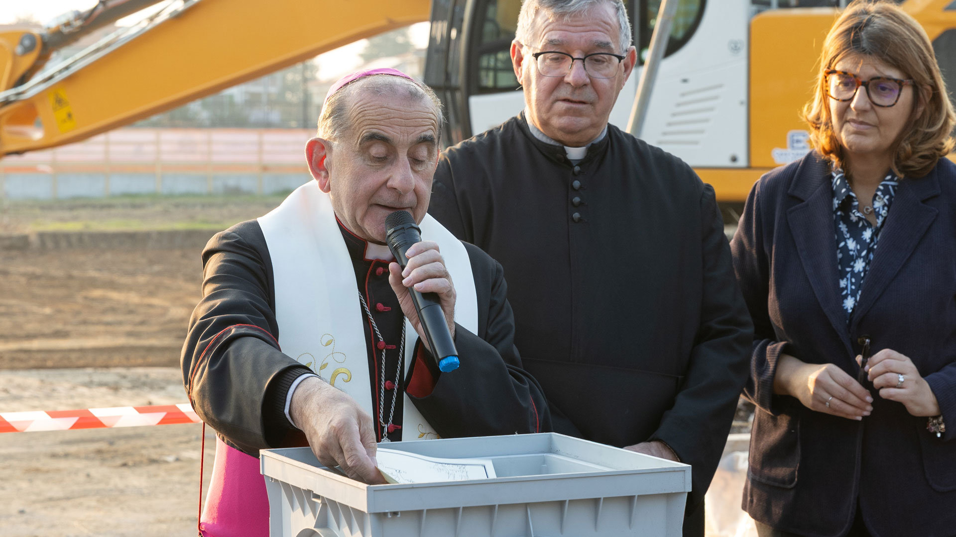 Mons. Delpini con la pergamena commemorativa della posa della prima pietra