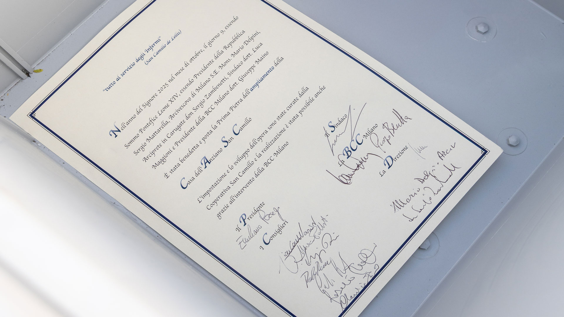 La pergamena commemorativa della posa della prima pietra