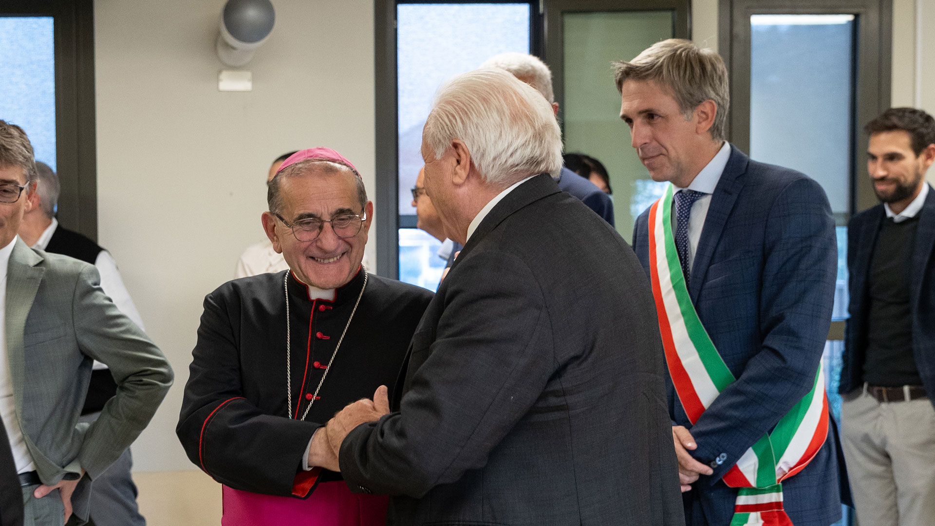 Monsignor Delpini, il Presidente Giuseppe Maino e il Sindaco di Carugate Luca Maggioni