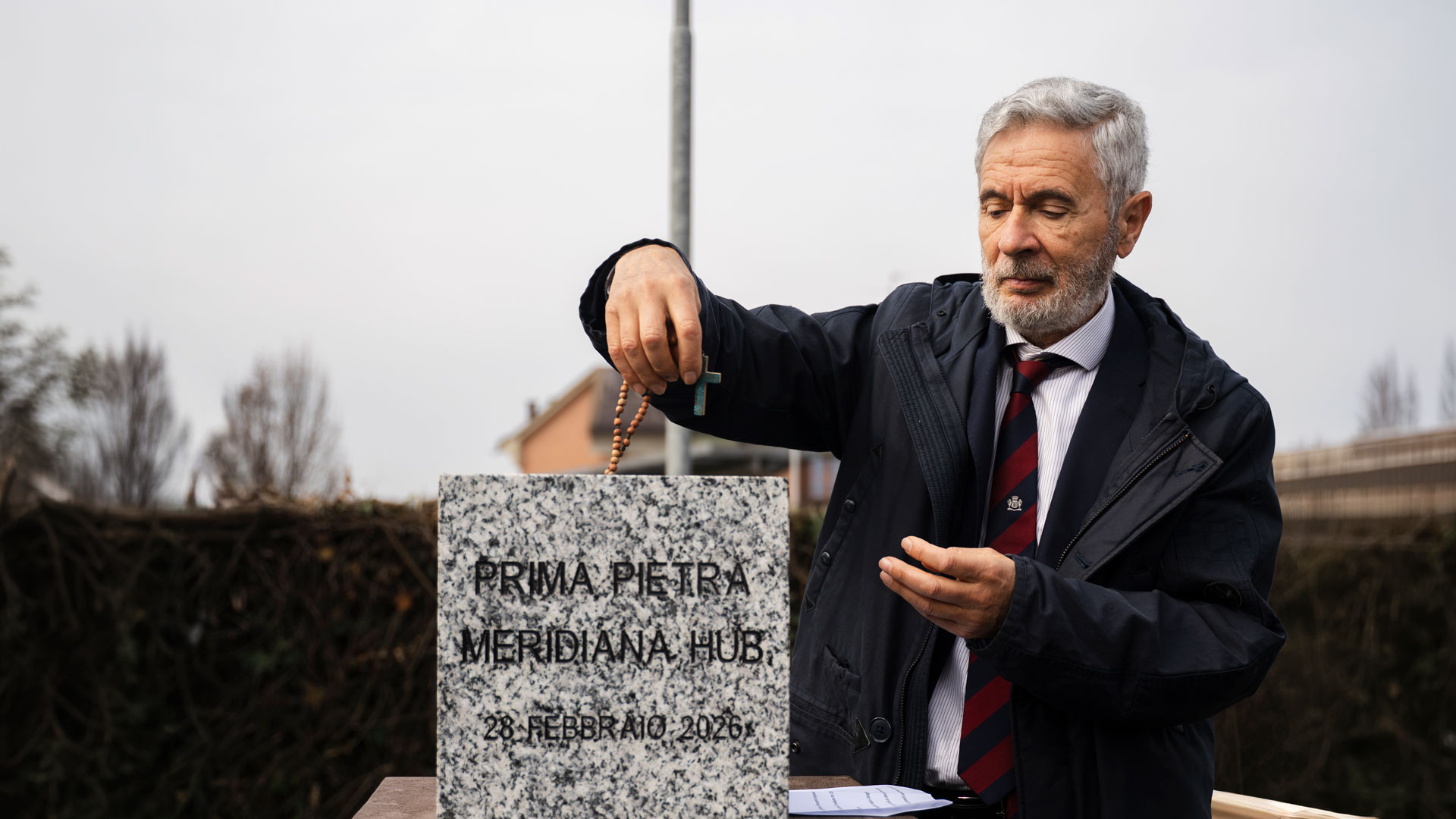Roberto Mauri, Presidente della Onlus, durante la posa della prima pietra.