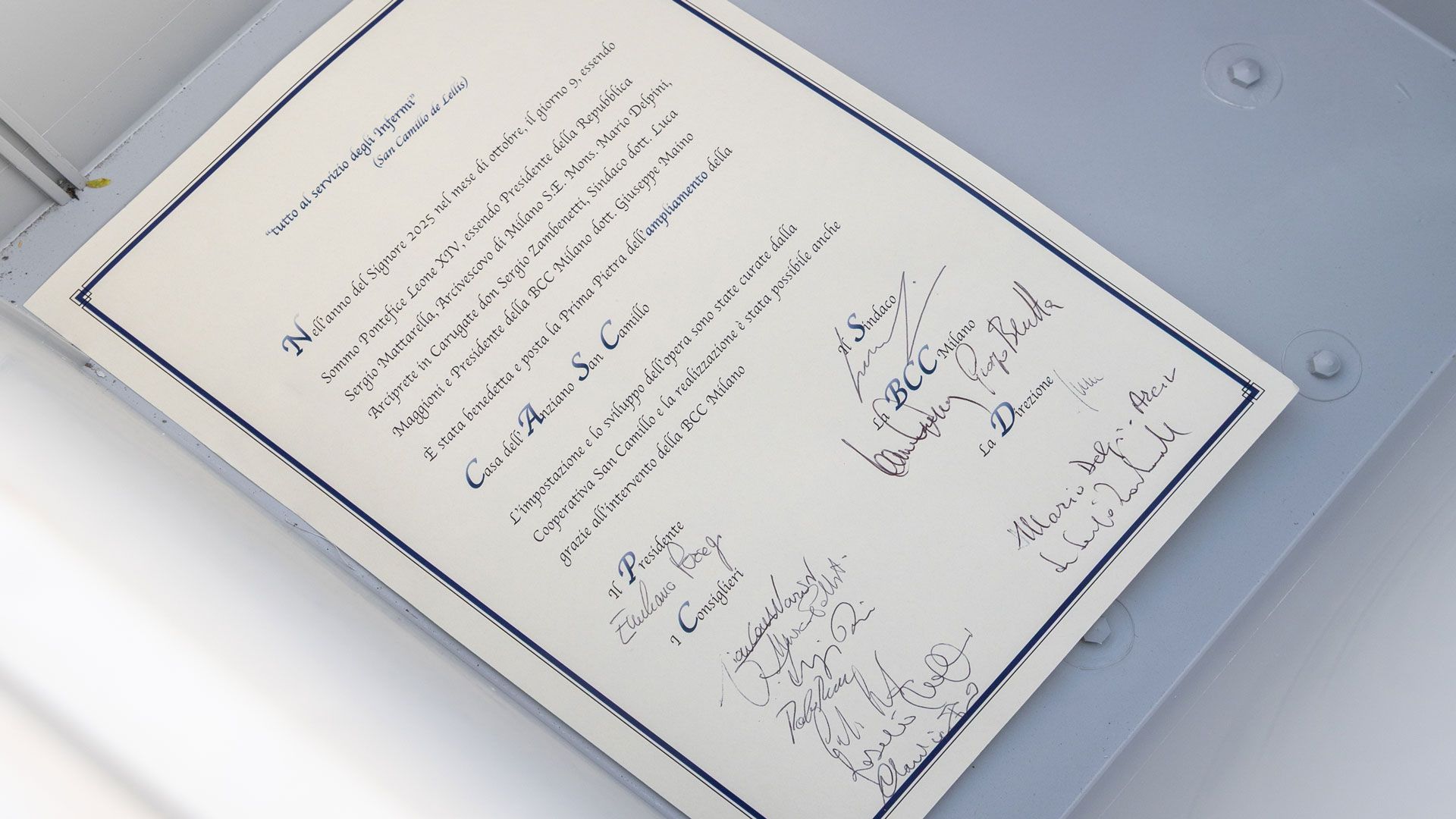 La pergamena commemorativa della posa della prima pietra