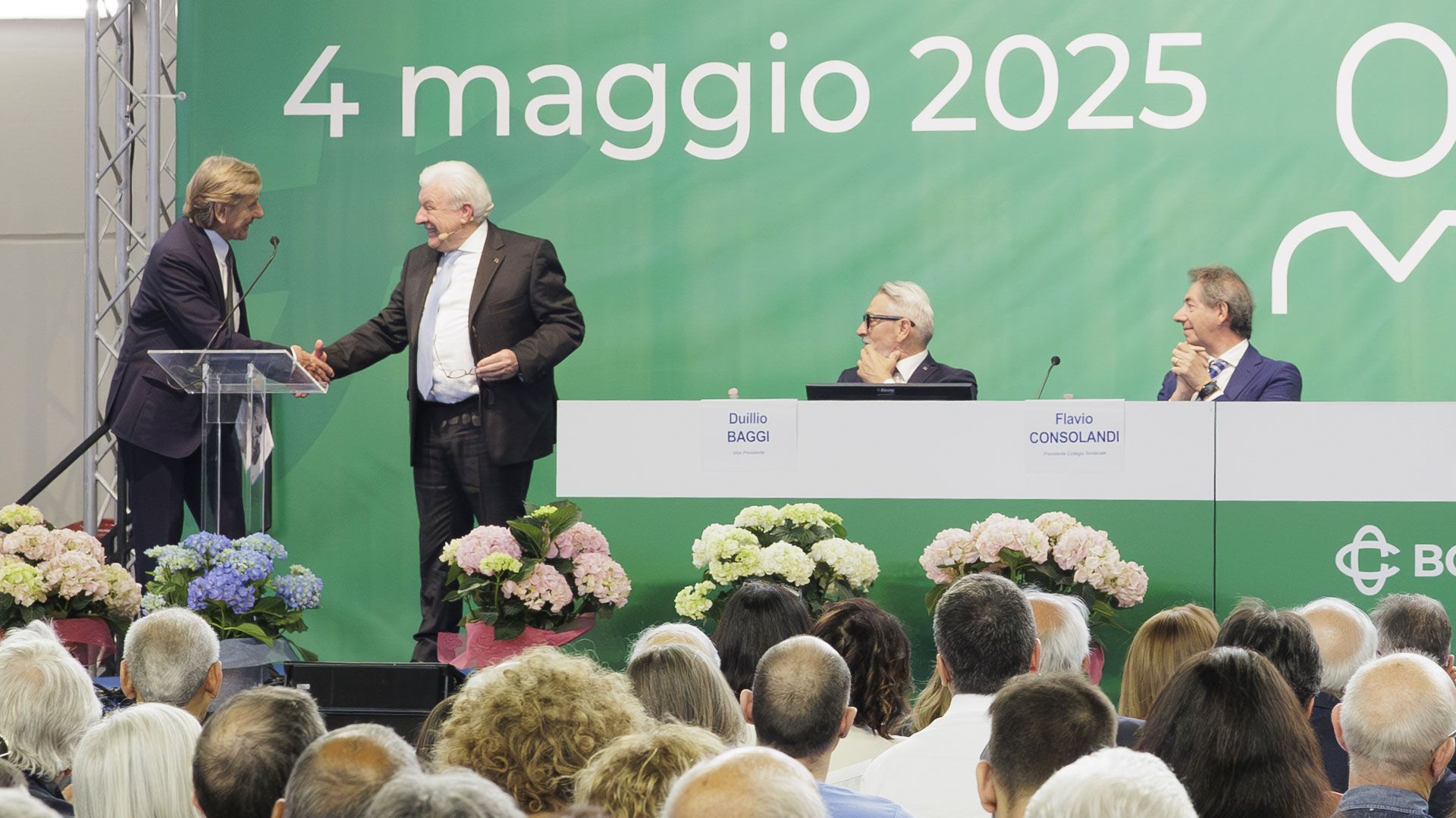 Giuseppe Maino accoglie sul palco Marco Alloisio, Presidente di LILT Milano Monza Brianza