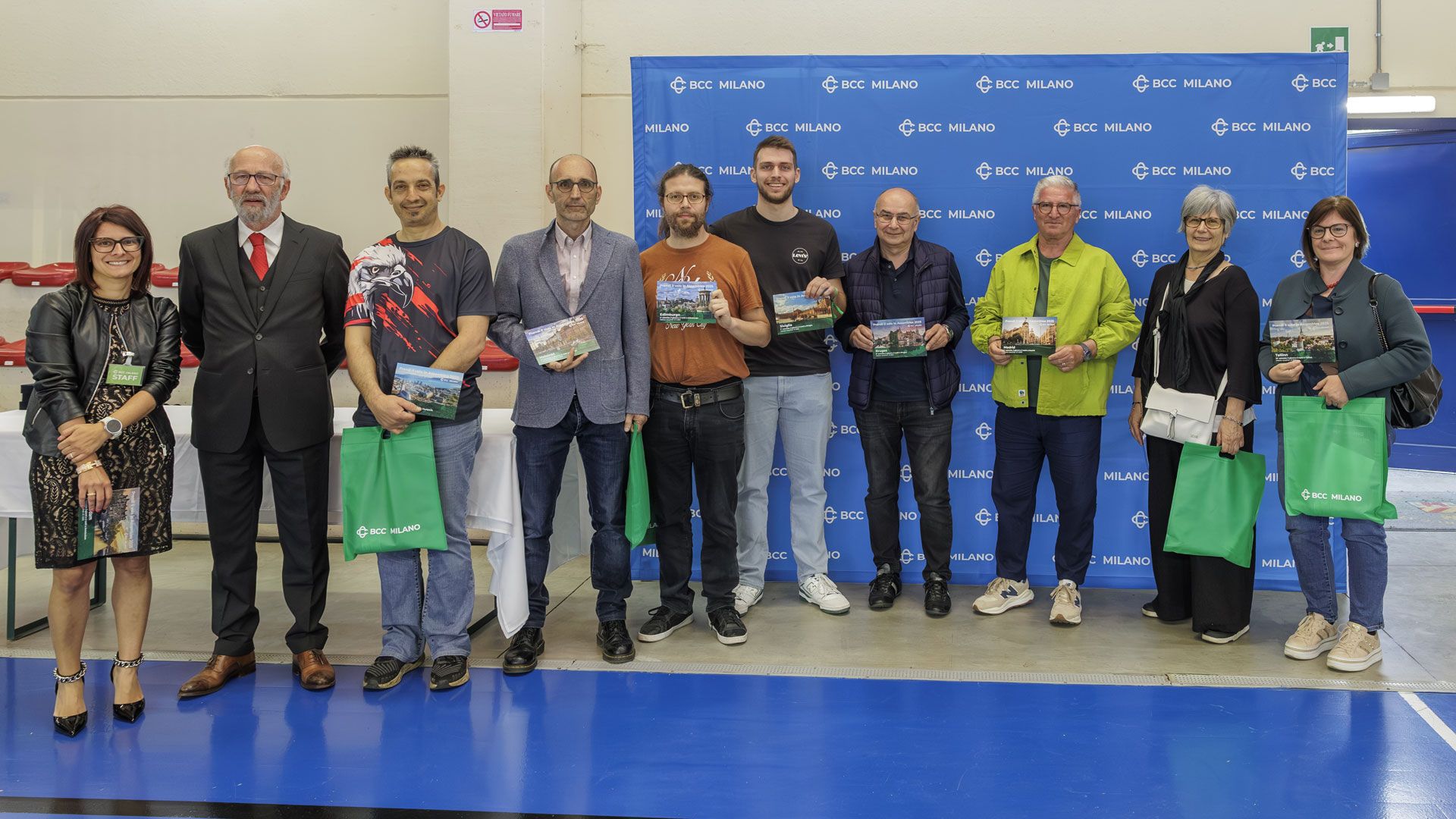 Foto ricordo dei vincitori dei viaggi messi in palio durante la seduta.