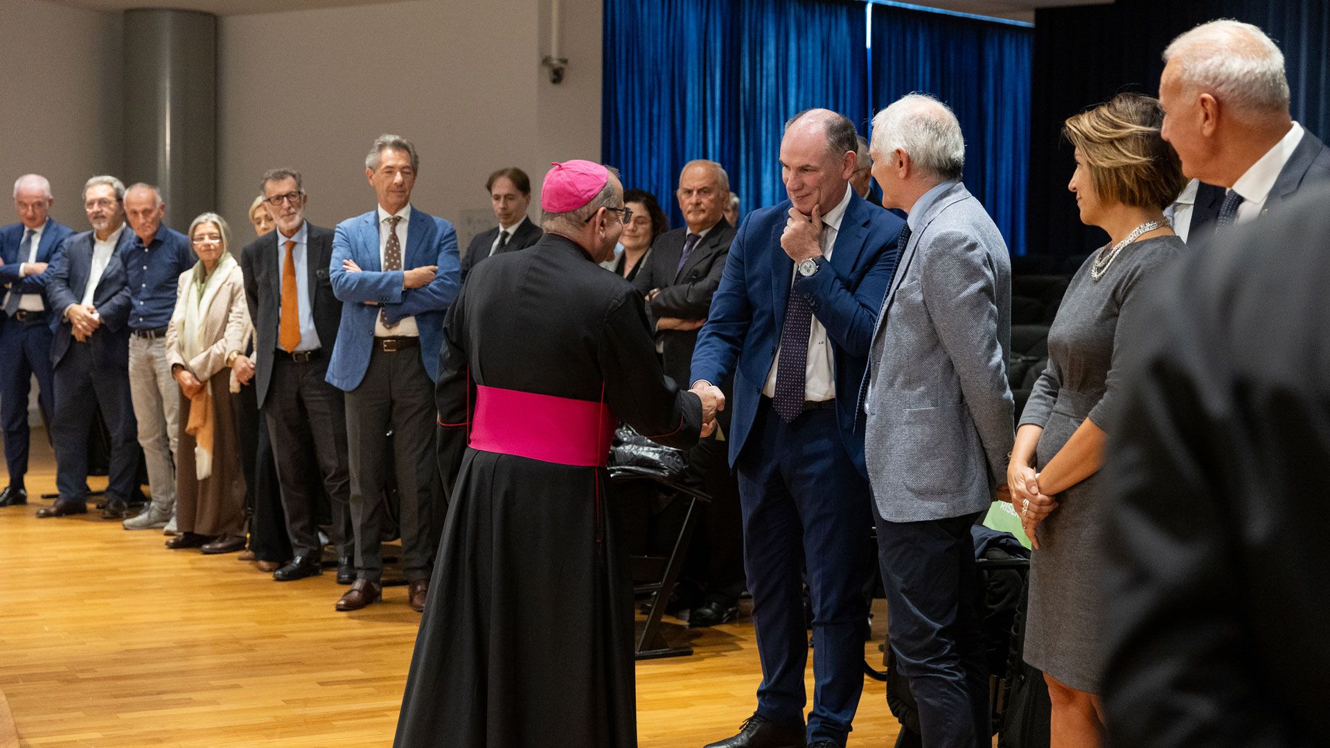 L'Arcivescovo Mario Delpini stringe la mano al Direttore Generale di BCC Milano