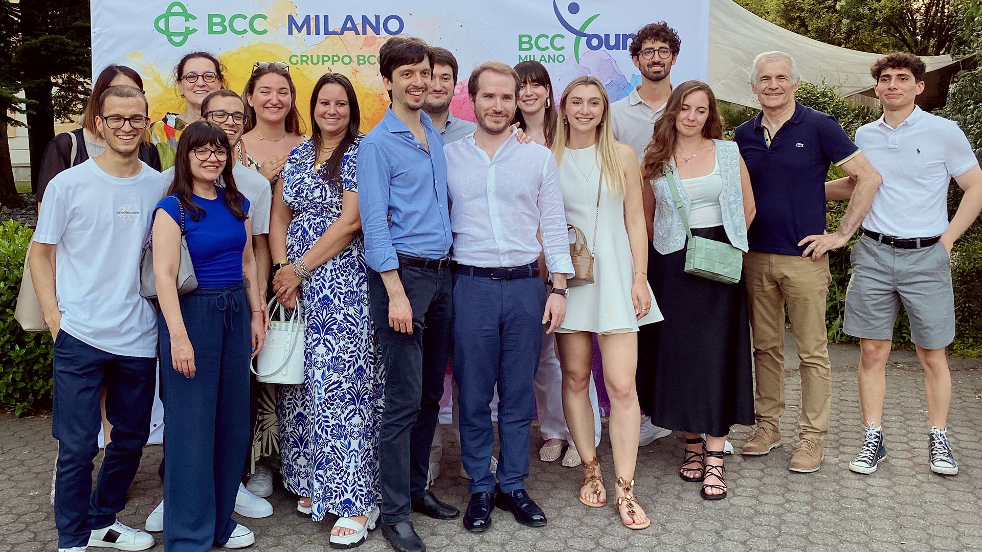 Foto di gruppo durante l'aperitivo dei giovani soci allo Spazio InConTri di Sesto San Giovanni